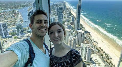 El pamplonés Javier Rosas y su pareja, la australiana Jess Baumgart, en Gold Coast, en la costa este El pamplonés Javier Rosas y su pareja, la australiana Jess Baumgart, en Gold Coast, en la costa este