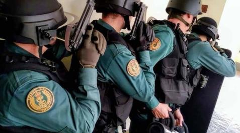 Agentes de la USECIC de la Guardia Civil durante la entrada a un registro de riesgo Agentes de la USECIC de la Guardia Civil durante la entrada a un registro de riesgo