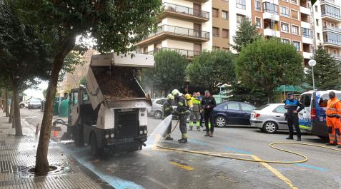 Incendio de una barredora en Pamplona Bomberos, en el lugar del suceso