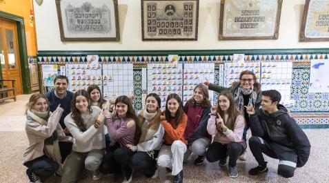 2022P_ L_ TUDELAT (36445174) Varios alumnos del Colegio Jesuitas Tudela, acompañados por sus profesores Javi Vicente Marqués y Ángeles García García, junto a los carteles de la ‘Operación Estufa’