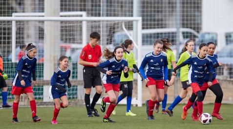 Las jugadoras de Lizarra Ikastola vuelven a su campo tras anotar un gol frente a Erreniega Las jugadoras de Lizarra Ikastola vuelven a su campo tras anotar un gol frente a Erreniega