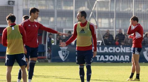 KikeGarcia Lucas Torró y Kike García chocan sus manos en el transcurso del entrenamiento del lunes