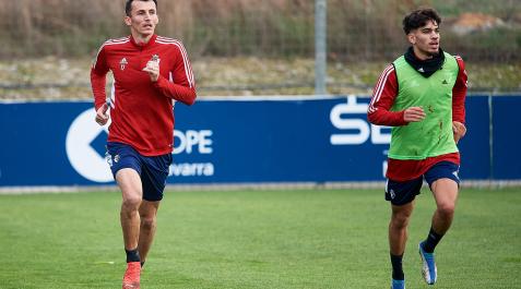 osasuna Ante Budimir y Ez Abde en el entrenamiento de Osasuna este martes 27 de diciembre.