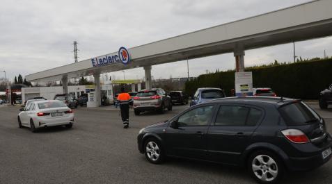 Colas para repostar combustible en la gasolinra de E. Leclerc ayer a media tarde