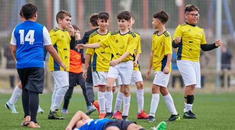 Torneo Interescolar Los jugadores del Bernart Etxepare celebran ante el lamento de los rivales del Marqués Real de la Defensa. Se impusieron por 0-1