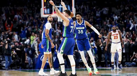 Doncic Luka Doncic celebrauna canasta ante la alegría de sus compañeros en el choque entre Dallas y los Nicks.