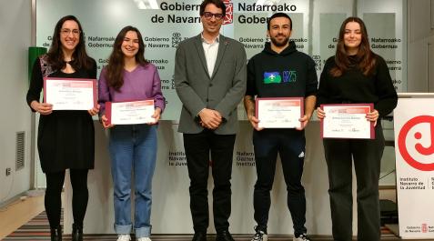 premios-tfg-juventud De izquierda a derecha, Lucía Oscoz, Elena Echavarri, Carlos Amatriain, Xabier López y Ainhoa Jaurrieta, en la recogida de premios