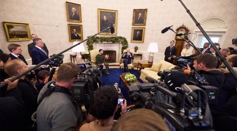 BidenZelenski El presidente de Ucrania, Volodímir Zelensky, conversa con el presidente de los Estados Unidos, Joe Biden, en la Casa Blanca el 22 de diciembre de 2022.