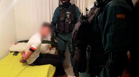 Chipiona Agentes de la Guardia Civil con un detenido en la operación Jaco en Chipiona.
GUARDIA CIVIL
28/12/2022