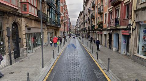 Bilbao Vista de la calle San Francisco de Bilbao donde se ubica el establecimiento donde apareció el cadáver.
