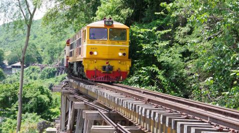 tren-muerte-tailandia-muerto Un tren circula junto a un acantilado en la provincia tailandesa de Kanchanaburi