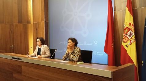 Maeztu La consejera Maeztu e Inés Francés, durante la rueda de prensa.