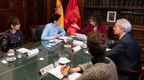 Elma Saiz y María Jesús Montero La consejera de Economía y Hacienda, Elma Saiz, y la ministra de Hacienda y Función Pública, María Jesús Montero, junto al resto de representantes en la reunión