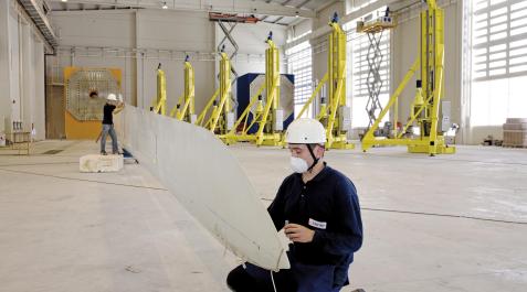 cener Dos operarios comprueban el estado de una pala en las instalaciones de Sangüesa.