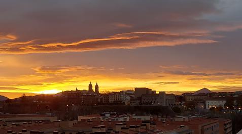 PAMPLONA DESDE LA ROCHAPEA Amanecer en pamplona, con la silueta de la Catedral, Archivo de Navarra y torres de san Cernin.