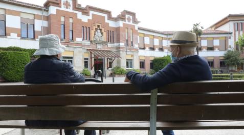 residencia Dos personas mayores descansan en un banco de los exteriores de la Casa de la Misericordia de Pamplona