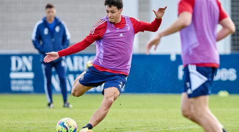 saverio Kike Saverio golpea la pelota con su pierna derecha en un entrenamiento reciente.