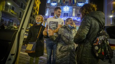 pilar-centenaria Pilar Iglesias (segunda por la derecha), de 100 años, sonríe tras visitar el belén del zaguán del Ayuntamiento de Pamplona