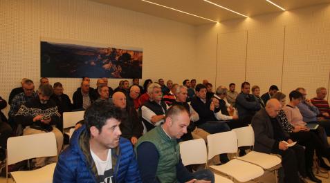 Asistentes a la junta general de Bardenas celebrada ayer en el centro de Aguilares de la Comunidad bardenera. Asistentes a la junta general de Bardenas celebrada ayer en el centro de Aguilares de la Comunidad bardenera.