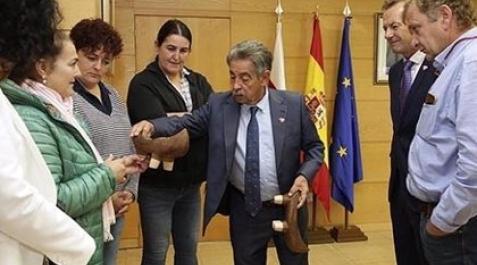 Teresa Callejo, con chaqueta negra, en una imagen de archivo Teresa Callejo, con chaqueta negra, en una imagen de archivo
La ganadera cántabra Teresa Callejo, 'Mujer 2019' de la Federación Mujer Rural (FEMUR), ha fallecido este miércoles en San Vicente del Monte (Valdáliga), a los 42 años.
POLITICA
GOBIERNO DE CANTABRIA