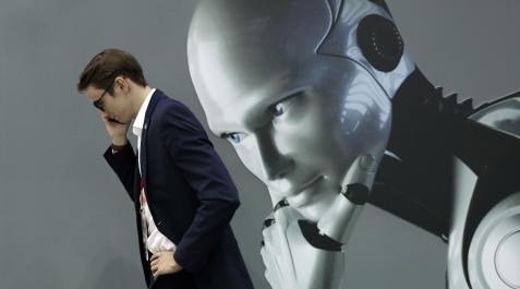 Un visitante del Mobile World Congress (MWC) de Barcelona habla por teléfono mientras pasa por un estand de inteligencia artificial Un visitante del Mobile World Congress (MWC) de Barcelona habla por teléfono mientras pasa por un estand de inteligencia artificial