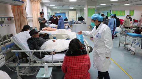 china-covid-hospital Un médico atiende a un paciente en el servicio de emergencias del Hospital Popular del Distrito de Ganyu, en medio del brote de la enfermedad por coronavirus de China