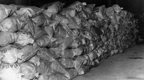 Comida preparada para su envío a la Nicaragua devastada por el terremoto de Managua en 1972. Comida preparada para su envío a la Nicaragua devastada por el terremoto de Managua en 1972.