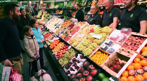 frutas bermejo, uva Frutas Bermejo, en el Mercado del Ensanche. La uva no falta en la cesta de la compra estos días