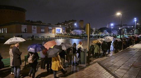 Colas Planetario Cientos de personas guardan cola ante el Planetario para ver la Mano de Irulegi