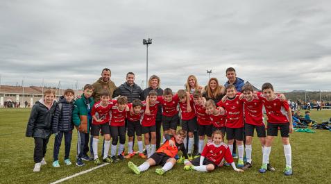 Rodeados de sus alumnos, los jugadores y entrenadores, los cuatro profesores del Regina Pacis Torneo Interescolar