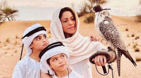 shakira-hijos-desierto Shakira junto a sus hijos en el desierto