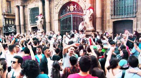 vermu-escalerica Un pasacalles anterior de una charanga en Pamplona