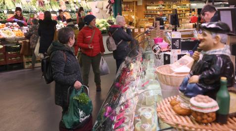 compras navidad pamplona Varias personas compran en el mercado del Segundo Ensanche