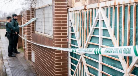 asesinada-escalona Dos guardias civiles frente a la vivienda donde fue asesinada a cuchilladas a una mujer embarazada en Escalona