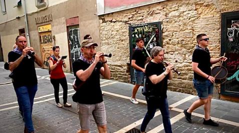 281260072_1755419938189482_3190749675282942733_n Vermú con pasacalles musicales con motivo del primer peldaño de la Escalerica sanferminera.