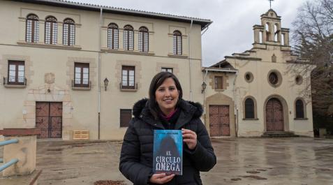 Naiara Sánchez Inda con el libro en el patio de entrada al antiguo internado de Andéraz, en Abárzuza Naiara Sánchez Inda con el libro en el patio de entrada al antiguo internado de Andéraz, en Abárzuza