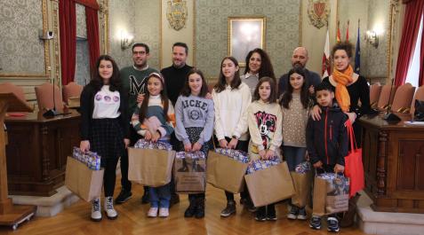 DA En el centro, la ganadora Lucía Marín, con jersey blanco, junto al resto de premiados asistentes, alcalde y ediles