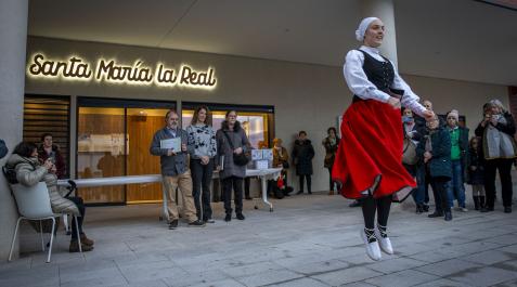 Una dantzari interpreta un aurresku en honor de los comerciantes. Tras ella, el veterinario Pello Larraya y las farmacéuticas Esther Villanueva Heras y Elena Heras Izaguirre, hija y madre, ésta ya jubilada. No pudo acudir Rosi Gil, del Bar Bardenas y reco Una dantzari interpreta un aurresku en honor de los comerciantes. Tras ella, el veterinario Pello Larraya y las farmacéuticas Esther Villanueva Heras y Elena Heras Izaguirre, hija y madre, ésta ya jubilada. No pudo acudir Rosi Gil, del Bar Bardenas y recogió el galardón en su nombre Juana Mari Azcona..