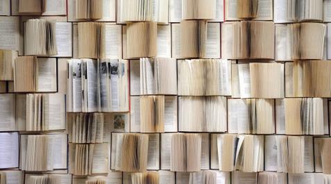 Libros abiertos apilados Libros abiertos apilados