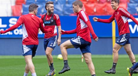 Roberto Torres, antes de su última convocatoria como jugador de Osasuna, charla con Jorge Herrando Roberto Torres, antes de su última convocatoria como jugador de Osasuna, charla con Jorge Herrando
