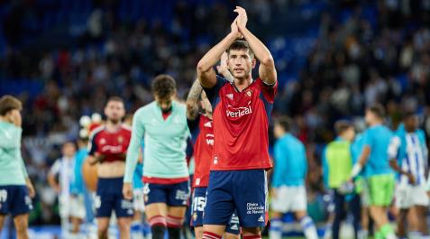 David García aplaude a la afición rojilla desplazada a San Sebastián David García
