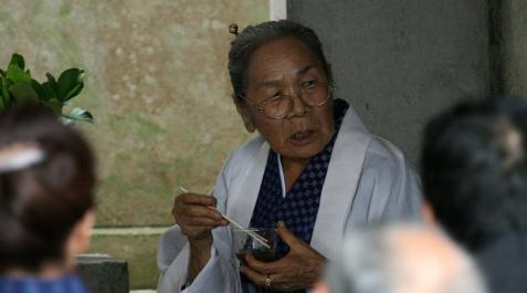 Una mujer mayor de la isla de Okinawa (Japón) Una mujer mayor de la isla de Okinawa (Japón)