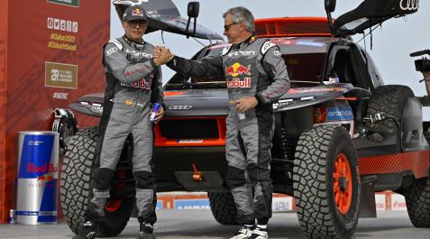 Lucas Cruz y Carlos Sainz, en la salida de la primera etapa del Dakar 2023 Carlos Sainz