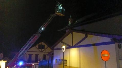 Bomberos trabajan en la extinción del incendio de la chimenea en Leitza Leitza