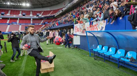 Roberto Torres lanza balones a la grada al finalizar el acto de despedida ayer en El Sadar. Roberto Torres lanza balones a la grada al finalizar el acto de despedida ayer en El Sadar.