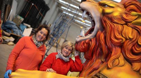 leon cabalgata Pamplona Anabel y Blanca Liras, junto al nuevo león que adornará una de las carrozas de la cabalgata de Pamplona