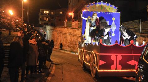 El rey Melchor saluda a los vecinos y vecinas de Tafalla desde su carroza en la cabalgata del año pasado El rey Melchor saluda a los vecinos y vecinas de Tafalla desde su carroza en la cabalgata del año pasado