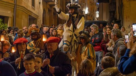 Numerosas familias arroparon al pregonero que, a caballo, recorrió las calles de Estella Cabalgata