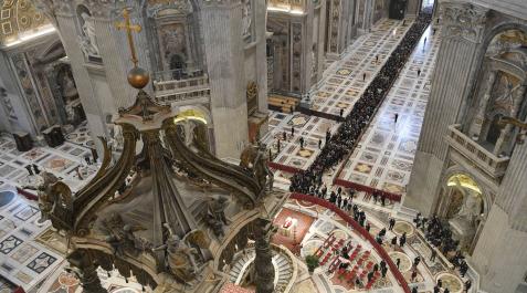 Centenares de personas despiden al Papa Emérito Benedicto XVI en la capilla ardiente de la basílica de San Pedro del Vaticano Benedicto XVI