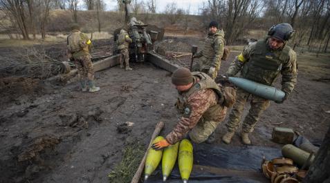 Soldados ucranianos preparan un cañón en la región de Donetsk Soldados ucranianos preparan un cañón en la región de Donetsk